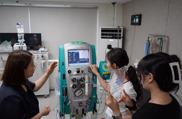 ▲ 시뮬레이션을 활용한 보수교육을 받는 신규 간호사 모습.