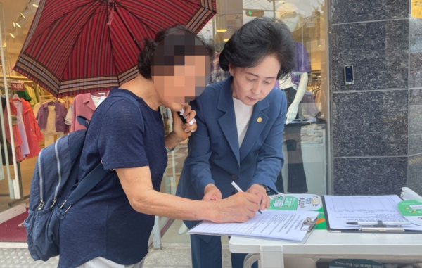 ▲ 서울시약사회 권영희 회장은 최근 약사법 20조 개정안 발의를 위한 진정서 서명 운동을 시작했다.
