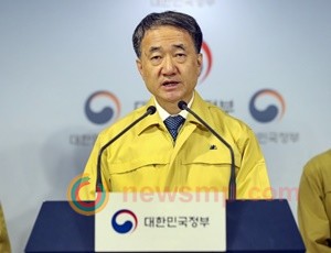 ▲ ‘코로나19’ 국내 확진자가 8000명을 육박한 가운데, 방호물품 부족을 호소하는 목소리에 대한 복지부 장관의 발언이 문제가 되고 있다.