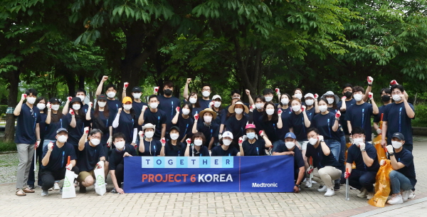 ▲ 메드트로닉코리아가 글로벌 임직원 사회공헌 프로그램 ‘프로젝트 6’의 일환으로 건강한 지역사회 환경보호를 위한 플로깅 활동(Project 6 Plogging)을 시작했다.   