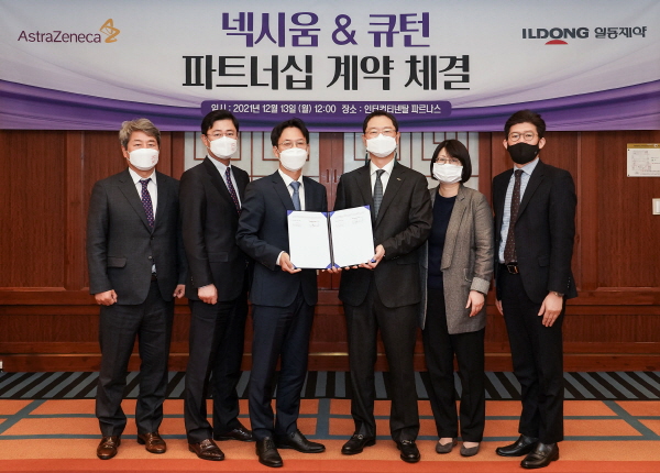 ▲  한국아스트라제네카와 일동제약이 지난 13일 위식도역류질환 치료제 ‘넥시움(성분명 에소메프라졸)’과 제2형 당뇨병 치료제 ‘큐턴(성분명 삭사글립틴/다파글리플로진)’의 파트너십 계약을 체결하고, 이를 기념하는 협약식을 가졌다.