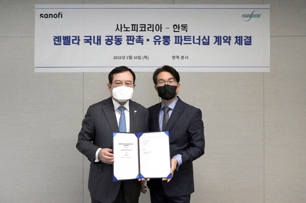 ▲ 한독은 10일 서울 역삼동 한독 본사에서 사노피-아벤티스 코리아와 고인산혈증 치료제 ‘렌벨라’의 국내 공동 판촉 및 판매 계약을 체결했다.