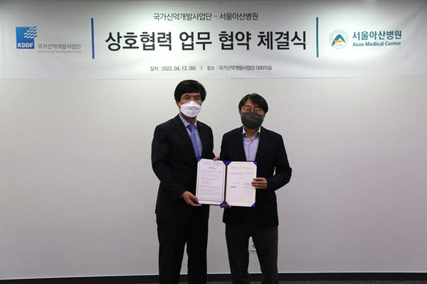 ▲ 국가신약개발사업단과 서울아산병원 아산생명과학연구원은 12일 (화) 사업단에서 신약 연구개발 및 임상 성공률 제고를 위한 업무 협약을 체결했다.