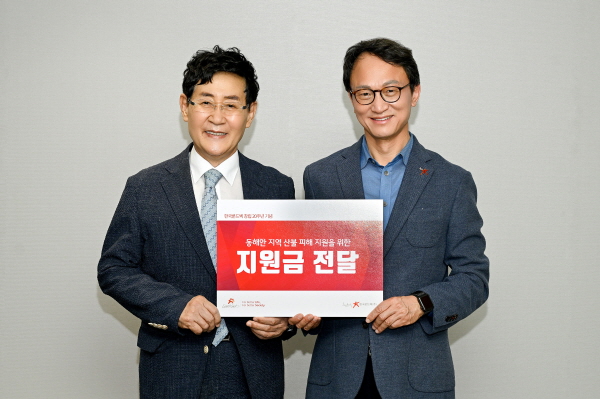 ▲ 한국룬드벡은 18일 창립 20주년을 맞아 동해안 산불 피해 이재민의 주거 환경 재건을 위해 성금 1000만 원을 주거복지 국제비영리단체 ‘한국해비타트’에 기부했다.