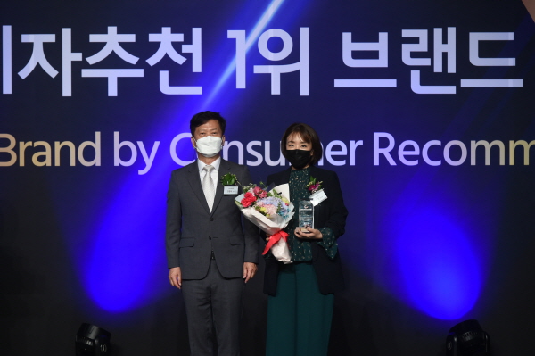 ▲ 대웅제약은 19일, 자사의 대표 일반의약품 우루사가 ‘2022 소비자추천 1위 브랜드’ 시상식에서 간 기능 개선제 부문 1위를 차지했다고 밝혔다.