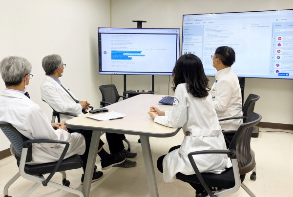 ▲ 한국로슈진단은 강원대학교병원의 다학제 진료에 네비파이 튜머보드(NAVIFY Tumor Board) 지원을 본격화했다고 21일 밝혔다.