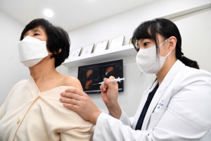 ▲ 한국GSK는 국내 최초의 유전자 재조합 대상포진 바이러스 백신 싱그릭스의 접종을 시작했다고 26일 밝혔다.