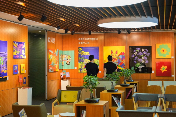 ▲ 광동제약은 장애인의 달을 맞아 키뮤스튜디오와 함께 발달장애 아티스트들의 작품을 선보이는 이색 전시회 ‘특별.시: 특별한 디자이너들의 시선’ 전(展)을 개최한다고 26일 밝혔다.
