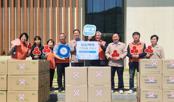 ▲ 신신제약은 지난 8일 어버이날을 맞아 자사 공장이 위치한 세종특별자치시 소정면 어르신을 위해 4000만 원 상당의 의약품 및 건강기능식품을 기부했다고 밝혔다.