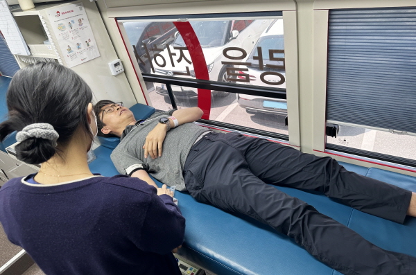 ▲ 휴온스그룹은 21일 제천 바이오밸리 산업단지 내 제천 공장에서 임직원 헌혈 캠페인을 진행했다.