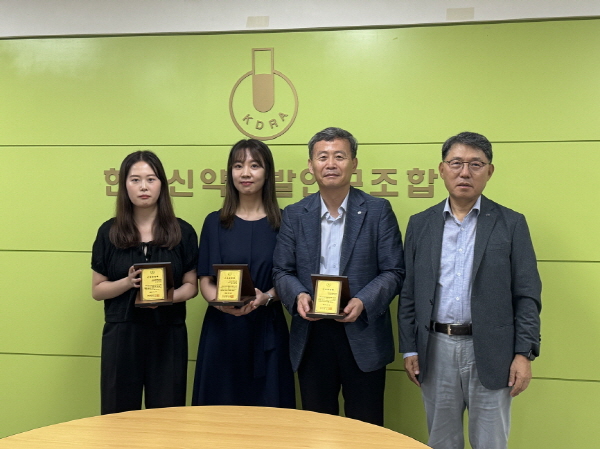 ▲ 한국신약개발연구조합은 22일 조합 대회의실에서 근속직원 3명에 대해 근속 표창을 수여하고, 그동안의 노고를 격려했다고 밝혔다.