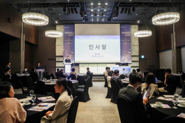 ▲ 동아에스티는 지난 9일과 10일 서울시 중구 더 플라자 호텔 서울에서 펜타입 성장호르몬제 ‘그로트로핀-Ⅱ 주사액 아이펜 30IU’ 발매 기념 심포지엄을 성항리에 개최했다.