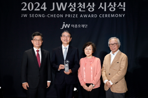 ▲ JW중외제약의 공익재단인 JW이종호재단은 지난 25일 경기도 과천시 소재 JW사옥에서 2024 JW성천상 시상식을 개최, 에티오피아 세인트폴병원 밀레니엄 의과대학 유덕종 교수(64세)에게 상금 1억원과 상패를 수여했다고 밝혔다.