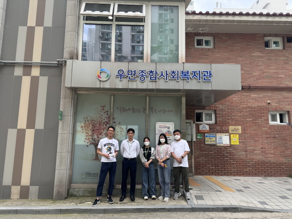 ▲ 유영제약은 지난 27일 서울 서초구에 위치한 우면종합사회복지관에서 저소득층 독거노인들을 대상으로 9월 무료급식 봉사활동을 진행했다고 밝혔다.