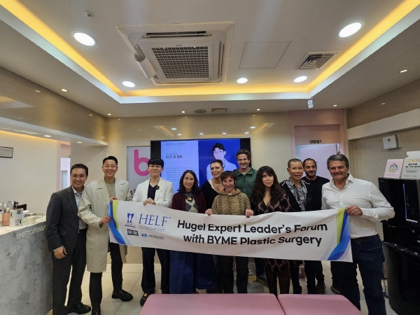 ▲ 휴젤은 최근 프랑스 미용성형 분야 의료진을 대상으로 ‘H.E.L.F. Global Expert Workshop’을 개최, 안전하고 효과적인 HA필러 시술 세미나를 진행했다고 밝혔다. 