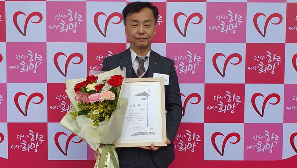 ▲ 유영제약은 27일 진천상공회의소가 주관한 ‘제8회 진천군 기업인의 날’ 행사에서 지역사회 고용 창출과 경제 발전에 기여한 공로를 인정받아 ‘일자리 창출 대상’을 수상했다고 밝혔다. 