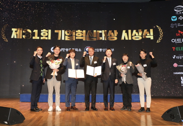 ▲ 동아에스티와 수석이 3일 서울 대한상공회의소에서 개최된 제31회 기업혁신대상 시상식에서 각각 산업통상자원부 장관상과 대한상공회의소 회장상을 수상했다