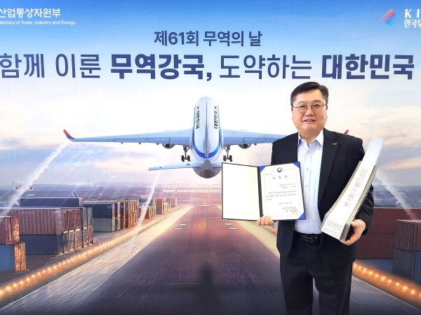 ▲ 이장휘 전 일동바이오사이언스 대표(현 루텍 대표)가 5일 서울 강남구 코엑스에서 열린 제61회 무역의 날 행사에서 기념 촬영을 하고 있다.