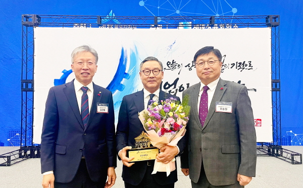 ▲ 신신제약은 16일 정부세종컨벤션센터에서 개최된 ‘2024년 세종시 기업인의 날’ 기념행사에서 ‘기업대상’을 수상했다고 밝혔다.
