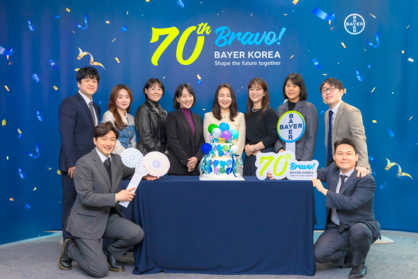 ▲ 바이엘 코리아는 17일 한국 진출 70주년을 맞아 헬스케어와 농업에 특화된 글로벌 생명과학 기업으로서 한국 사회의 발전에 함께해 온 지난 70년을 조명하고, 혁신적인 제품과 지속가능경영을 기반으로 한 재도약 의지를 다졌다고 밝혔다.