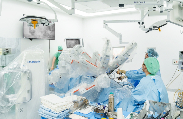 ▲ 메드트로닉의 로봇 수술 시스템 ‘휴고‘(Hugo robotic-assisted surgery (RAS) System)가 국내 최초로 서울대병원에 도입돼 본격적으로 환자 치료 및 연구, 교육에 활용된다.