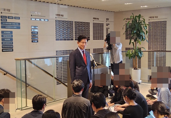 ▲ 의협과의 간담회 이후, 김문수 후보가 백브리핑을 진행하고 있다.