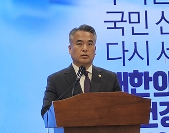 ▲ 김성근 대변인.