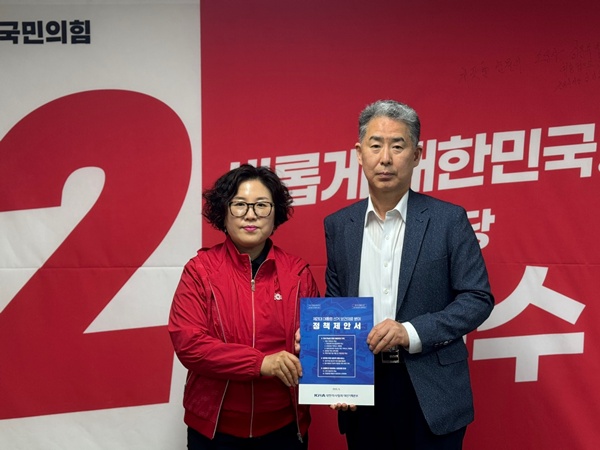 ▲ 윤미경 사무처장(왼쪽)과 이정열 본부장(회장).