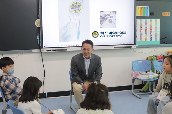 ▲ 차원태 총장이 포천 노곡초등학교 학생들을 만나 격려하고 있다.