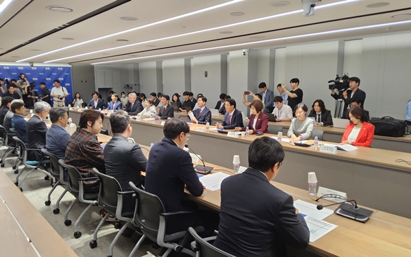 ▲ 국민의힘 김문수 대선후보는 22일 대한의사협회를 방문, 김택우 회장을 비롯한 임원들과 간담회를 진행했다.