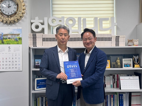 ▲ 이정열 회장(왼쪽)과 허영 의원.