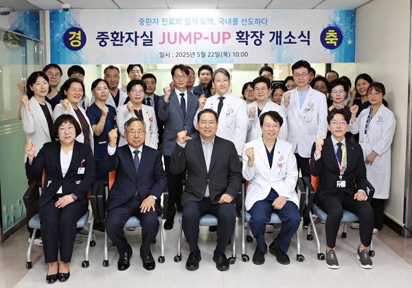 ▲ 한림대학교성심병원 중환자실 확장 개소식에서 기념촬영을 하고 있다. 맨 앞줄 왼쪽부터 한림대성심병원 윤금선 간호부장, 한림대의료원 김용선 의료원장, 학교법인일송학원 윤희성 이사장, 한림대성심병원 김형수 병원장, 한림대성심병원 이승대 행정부원장.