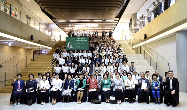 ▲ 이대서울병원 개원 6주년 기념식 단체사진.