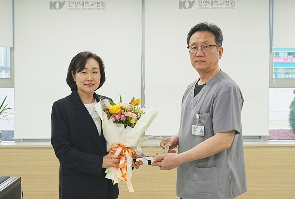 ▲ 건양대병원 배장호 의료원장(오른쪽)이 건강보험심사평가원 김연숙 대전충청본부장에게 공로패를 전달하는 모습.