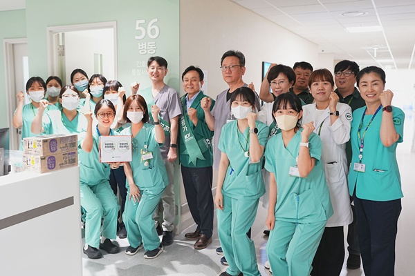 ▲ 건양대병원 환자경험향상 TF팀이 지난 23일 입원 병동 간호사들을 위한 위문 행사를 진행하며 간호 인력 격려와 환자 중심 의료 서비스 강화를 다짐했다.
