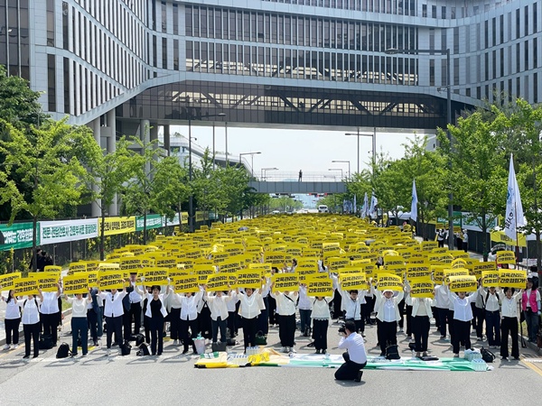 ▲ 대한간호협회는 26일 정부세종청사 보건복지부 앞에서 진료지원(PA)업무 수행 간호사 교육 및 자격 관리의 투명화와 법제화 촉구대회를 개최했다.