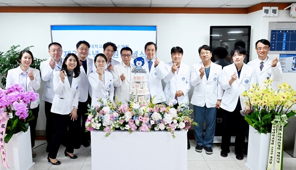 ▲ 한양대류마티스병원이 지난 23일 제27주년 개원기념식을 열고 국내 류마티스질환 치료의 선도적 역할을 다짐했다.