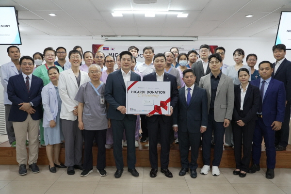 ▲ 동아에스티는 지난 17일 캄보디아 수도 프놈펜에서 헤브론의료원(HebronMedicalCenter)과 원격 환자 모니터링 플랫폼 ‘하이카디’ 지원을 위한 업무 협약을 체결했다.