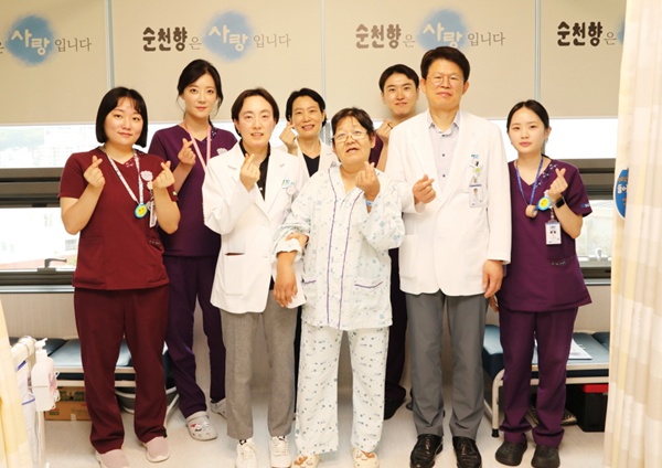 ▲ 순천향대천안병원이 최근 뇌졸중 후 재활이 필요한 독립운동가의 후손에게 무상 치료를 제공해 훈훈한 감동을 전하고 있다. 최 류드밀라씨(가운데)와 김수아 교수(왼쪽 세 번째), 윤석만 교수(오른쪽 두 번째) 등 의료진 기념촬영 모습.