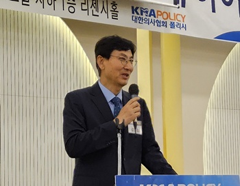▲ 김정철 위원장.