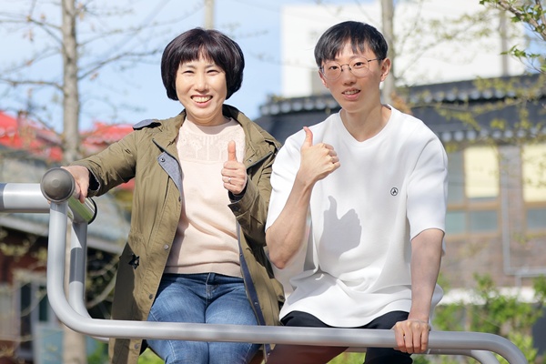 ▲ 10번이 넘는 두경부암 수술을 이겨내고 턱걸이 챔피언이라는 타이틀을 얻게 된 김동호 군(오른쪽)과 동호 군의 어머니.