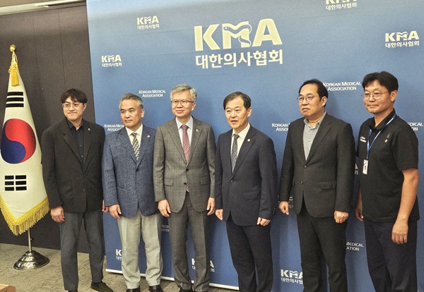 ▲ 대한의사협회 김택우 회장과 보건복지부 이형훈 신임 제2차관이 8일 첫 공식 면담을 갖고, 장기화된 의료사태 해결을 위해 신뢰를 바탕으로 한 소통과 협력을 이어가기로 했다.