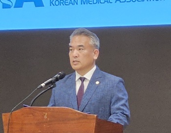 ▲ 김성근 대변인.