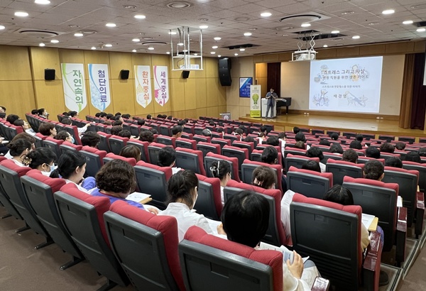 ▲ 정신건강의학과 전문의인 광주 해피뷰병원 배경열 원장이 최근 화순전남대병원 임직원을 대상으로 ‘직무스트레스와 자살’을 주제로 특강을 하고 있다.