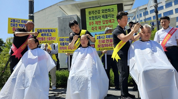 ▲ (왼쪽부터) 삭발하는 정유옹 수석부회장, 서만선 TF위원장, 박용연 보험이사.