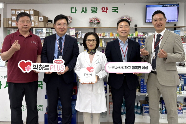 ▲ 한미그룹이 전국 의약사들과 함께 마음을 모아, 단장증후군 환우를 비롯해 간암ㆍ유방암·뇌경색 등 중증질환으로 힘든 시간을 보내고 있는 이웃들에게 성금을 전달했다.