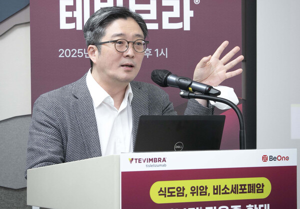 ▲ 이세훈 교수는 “3B기 환자들은 사실 4기 환자와 다르지 않아서 처음부터 항암치료가 필요하다”면서 "면역항암제와 항암화학 병용요법은 순차적으로 사용한 것과 비교할 수 없을 정도로 효과가 좋고, 테빔브라는 경제적 부담도 적은 약이기 때문에, 3B기 환자들에게 기회가 될 것”이라고 기대를 밝혔다.