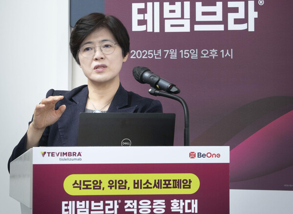▲ ▲ 이선영 교수는 “테빔브라는 복막전이 여부에 상관없이 전체생존기간을 연장했으며, 특히 PD-L1 양성이나 음성에 상관없이 복막전이 환자의 전체존기간을 연장했다”고 강조했다.