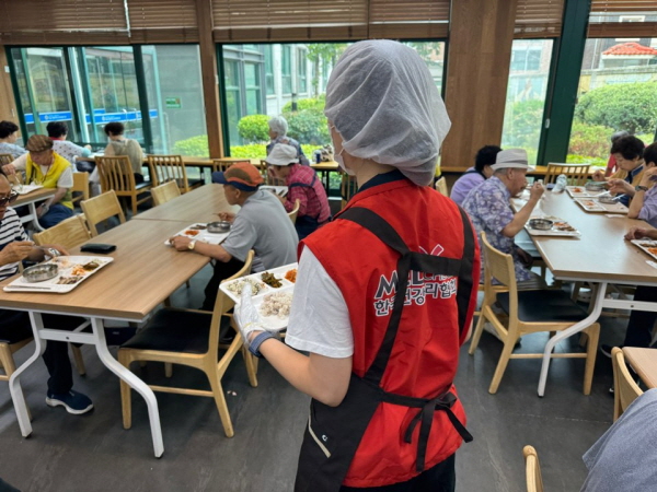 ▲ 한국건강관리협회 서울동부지부는 15일(화), 중랑노인종합복지관을 방문해 복지관 이용 어르신 500명을 대상으로 경로식당에서 식사 안내 및 배식 봉사 활동을 펼쳤다.