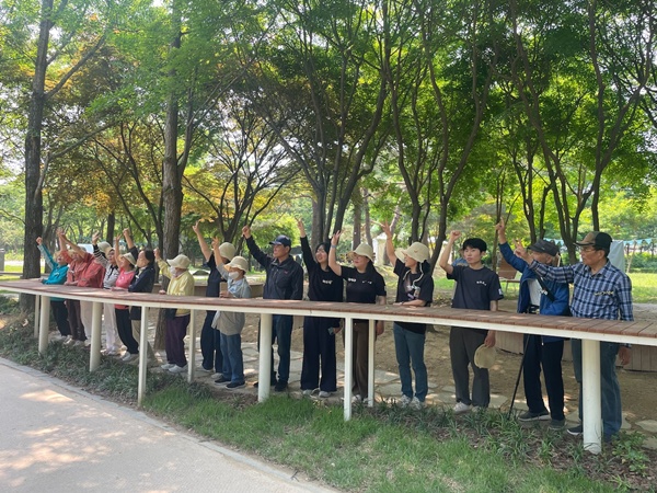 ▲ 참가자들이 느슨한 가드닝 프로그램 활동을 하고 있다.